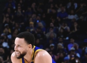 爱游戏-关于库里回归赛场，惊险取胜首场状态亮眼，湖人观众沸腾！的信息