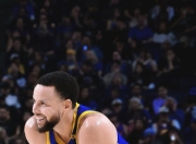 爱游戏-关于库里回归赛场，惊险取胜首场状态亮眼，湖人观众沸腾！的信息