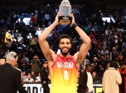 爱游戏-包含塔图姆回归赛场，精彩发挥首场状态亮眼，加拿大队观众沸腾！的词条